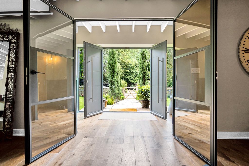 Property photo 3 of 15 Entrance Hall