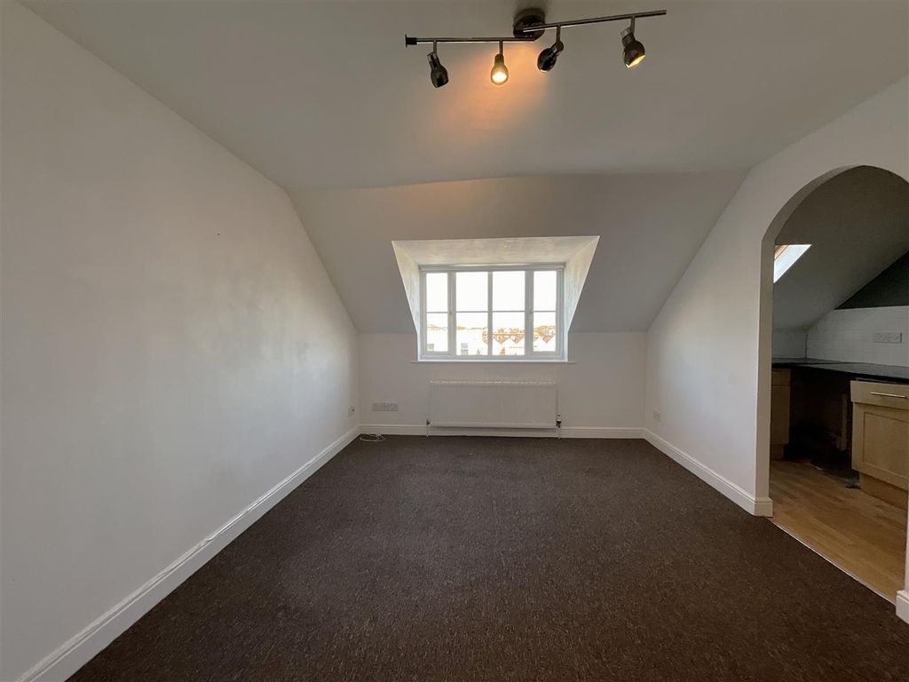 Property photo 2 of 8 Lounge