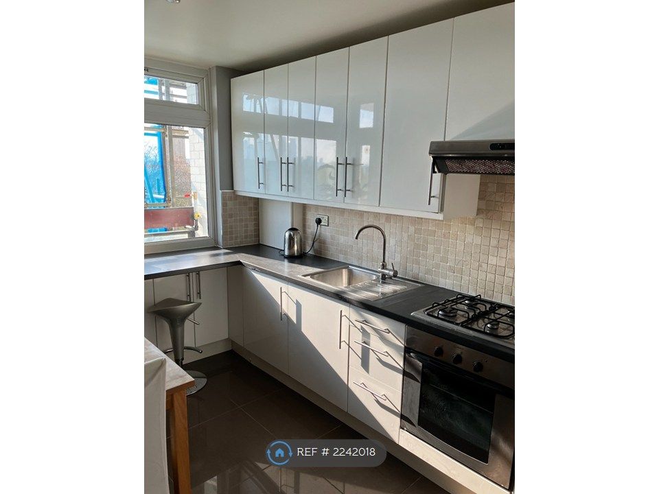 Property photo 2 of 16 Kitchen 001
