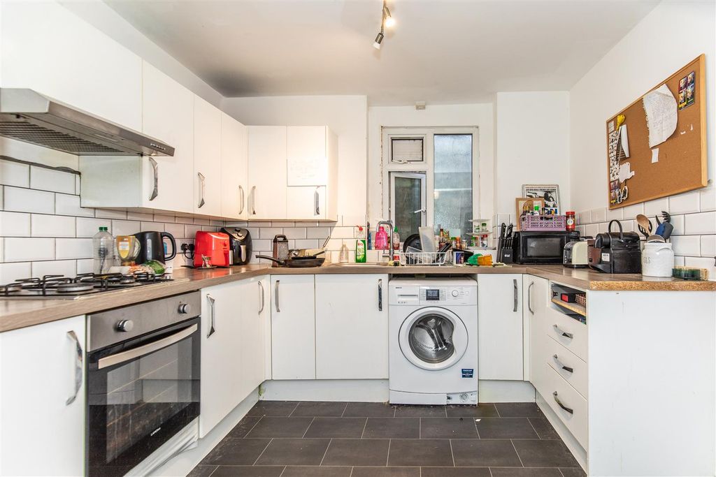 Property photo 3 of 10 Kitchen