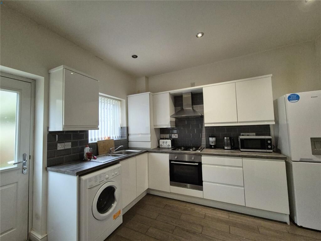 Property photo 2 of 9 Kitchen