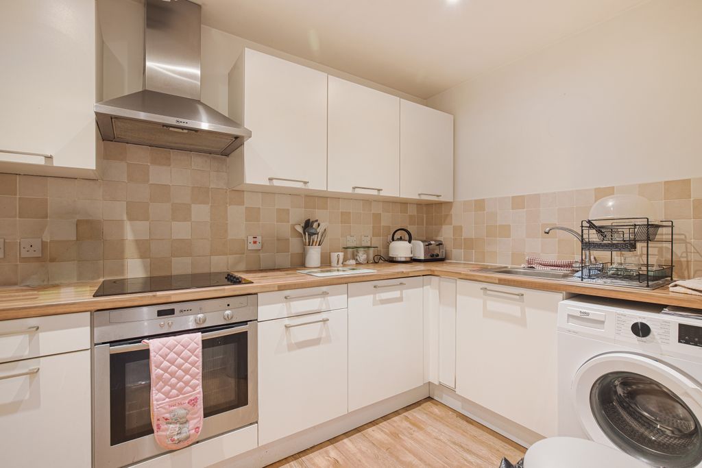 Property photo 2 of 7 Kitchen (1)
