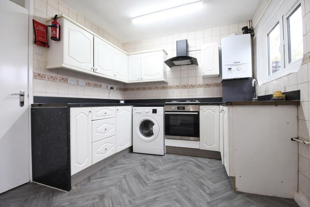 Property photo 3 of 17 Bzx2E.Jpg