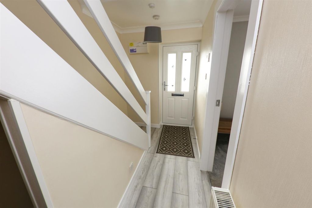 Property photo 2 of 21 Entrance Hall