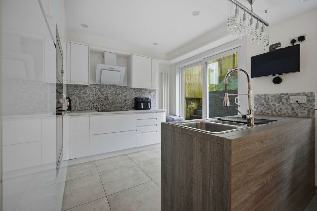 Property photo 3 of 34