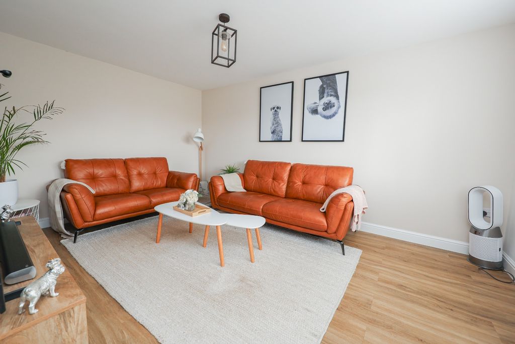 Property photo 2 of 20 4379332