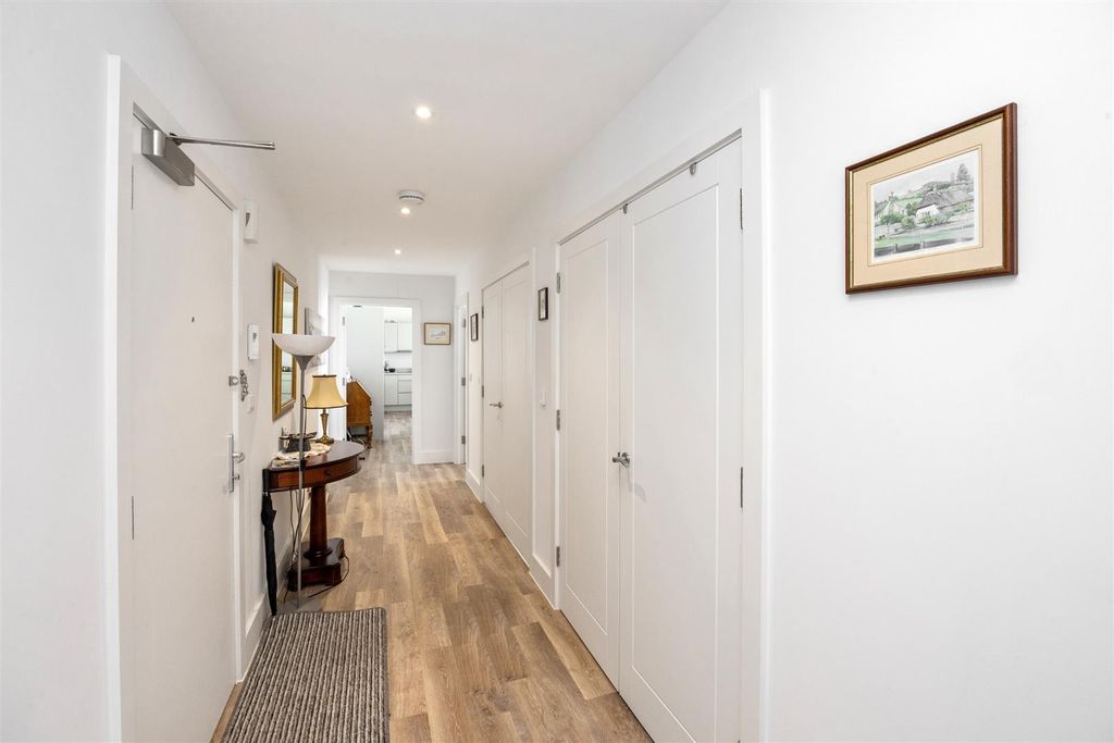 Property photo 2 of 18 Bayside Apartments, Flat 90-018.Jpg