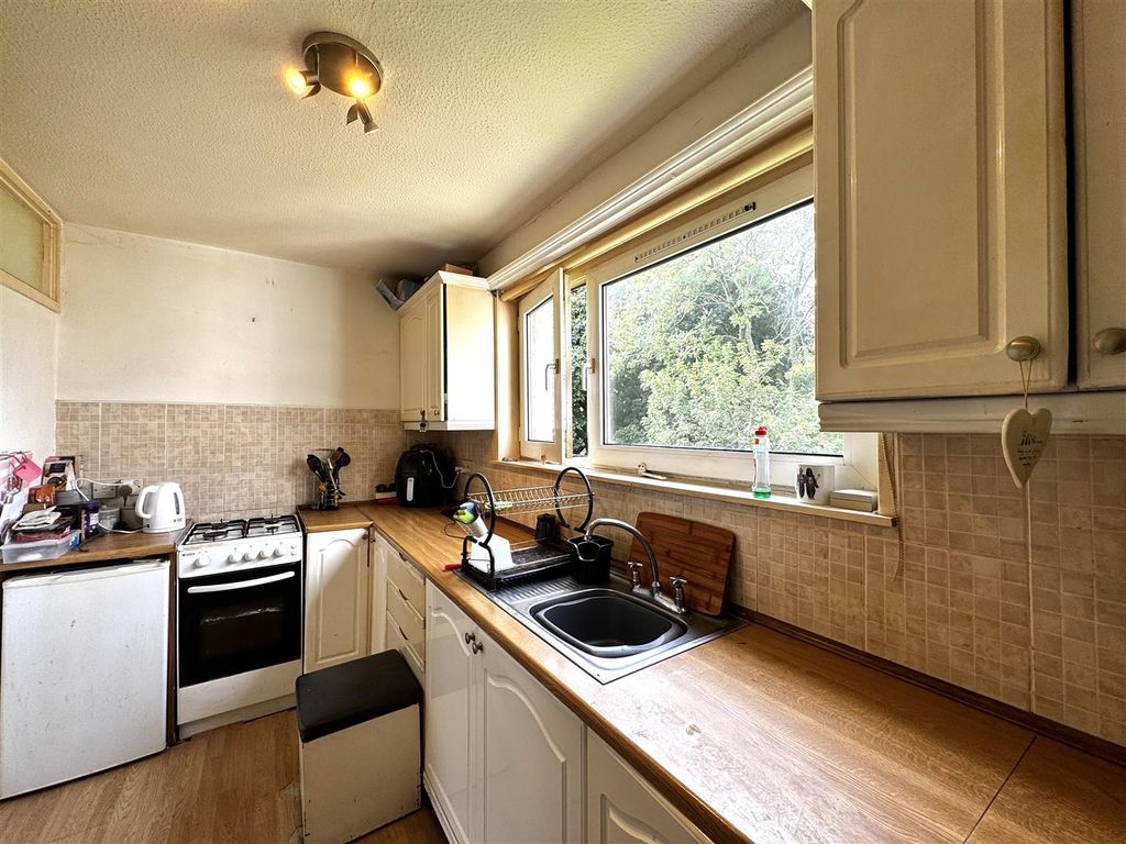 Property photo 3 of 9 Kitchen
