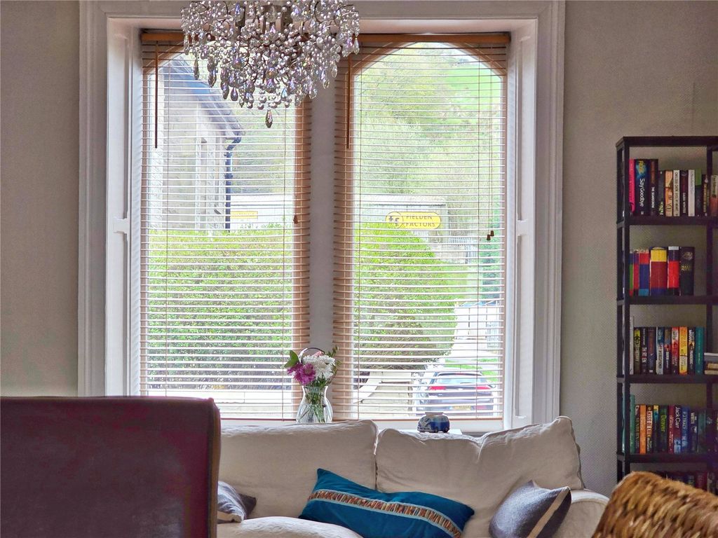 Property photo 3 of 15 Feature Windows