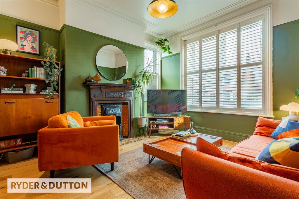 Property photo 3 of 19 Lounge