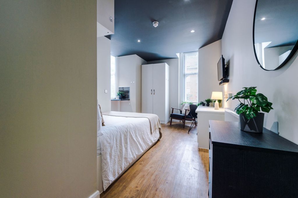 Property photo 3 of 11 Flat 9, Unw, 3