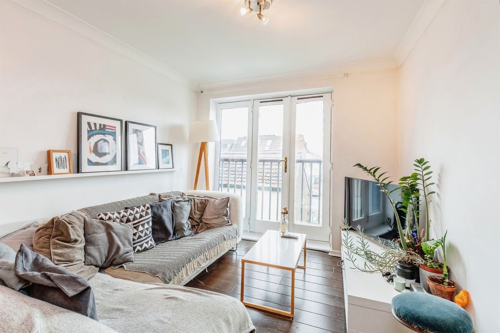 Property photo 2 of 8