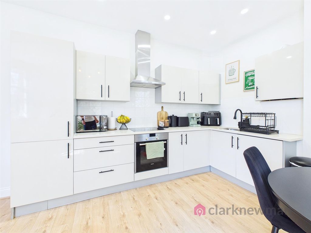 Property photo 3 of 11 Kitchen
