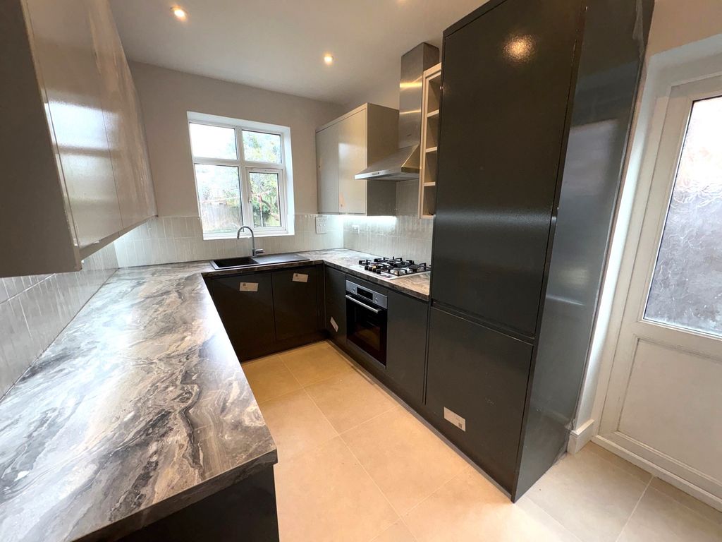 Property photo 2 of 10 28Howberryroadkitchen