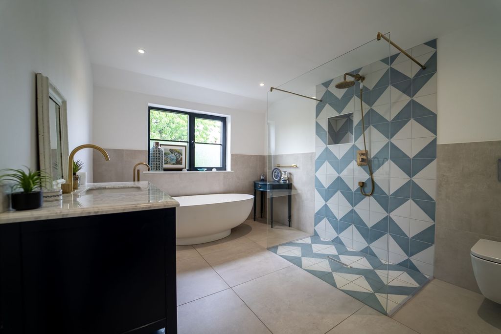 Property photo 3 of 11 Bathroom