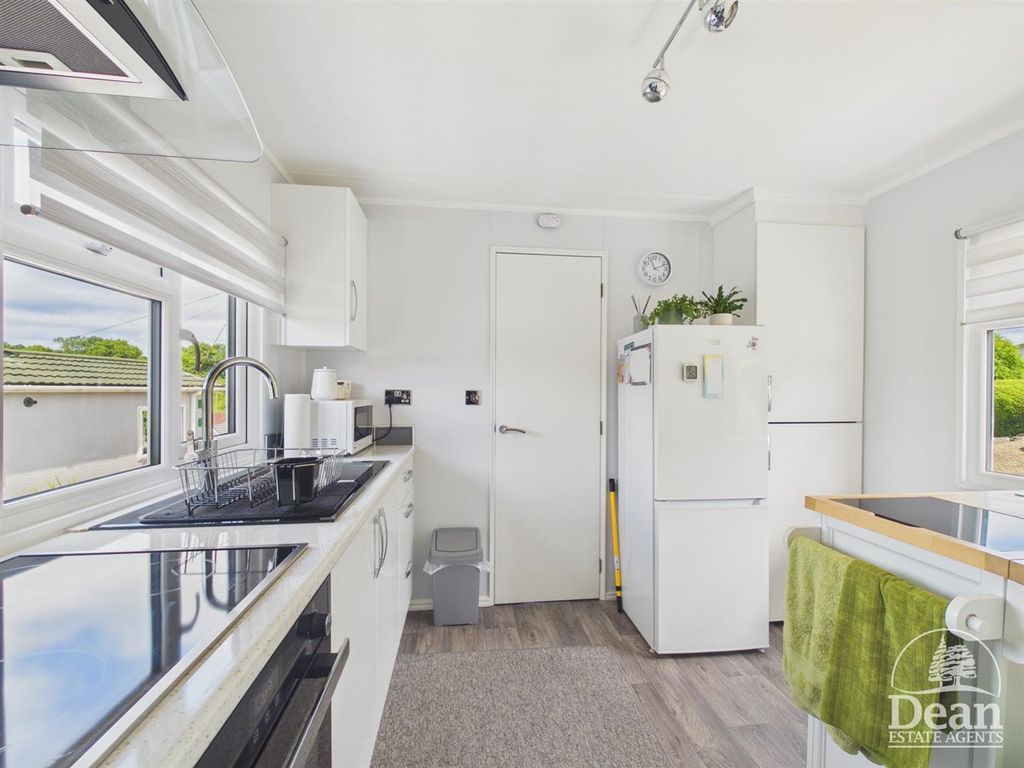 Property photo 3 of 16 Kitchen