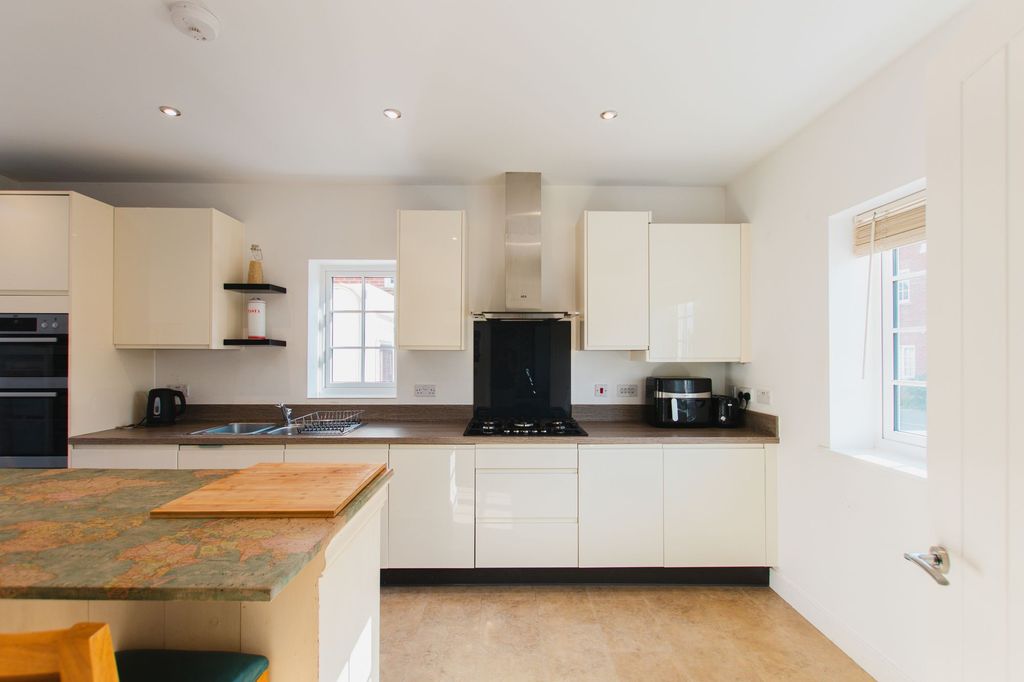 Property photo 3 of 21