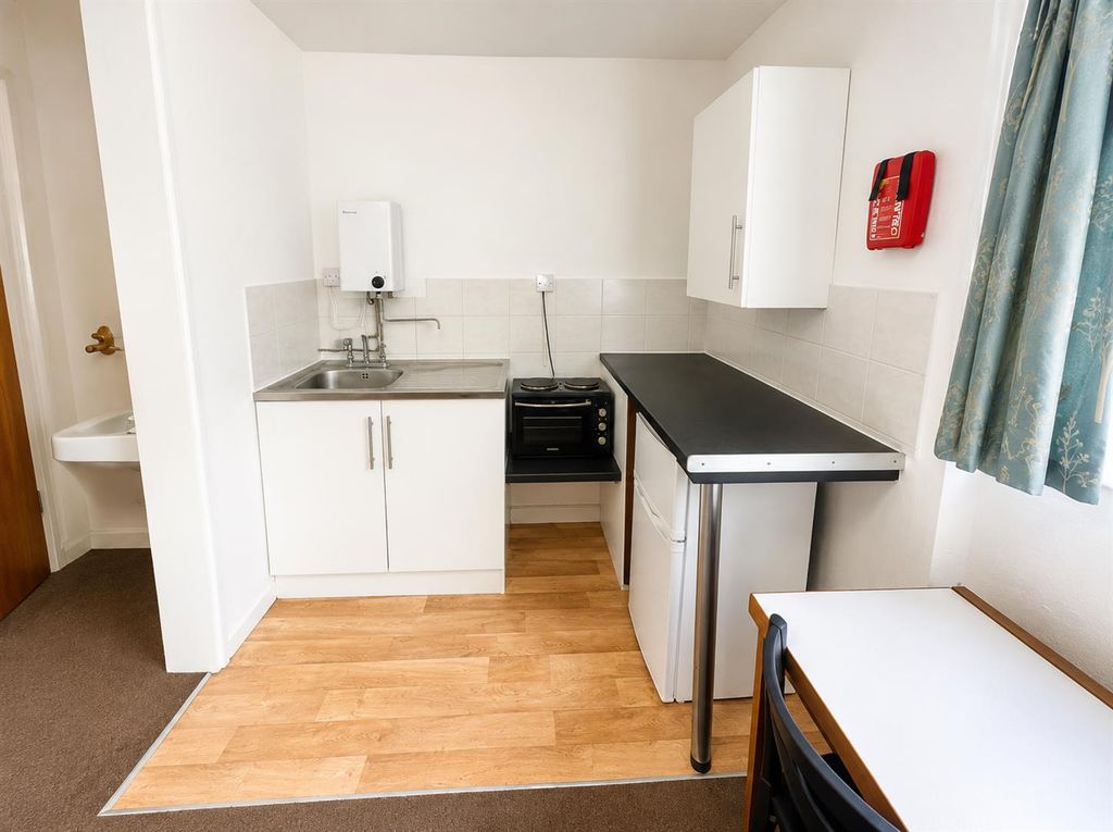 Property photo 2 of 7 Kitchen
