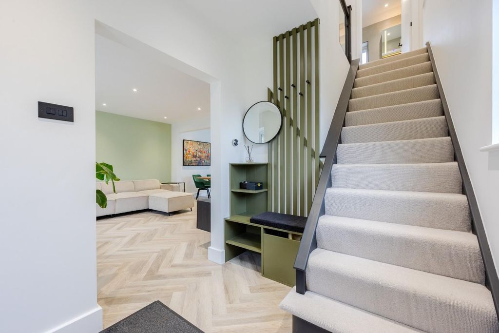 Property photo 2 of 26 Entrance