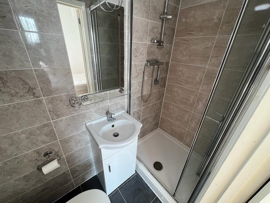 Property photo 3 of 6 En Suite