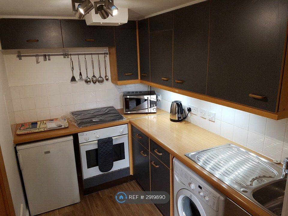 Property photo 2 of 7 Modern Fully Fitted Kitchen