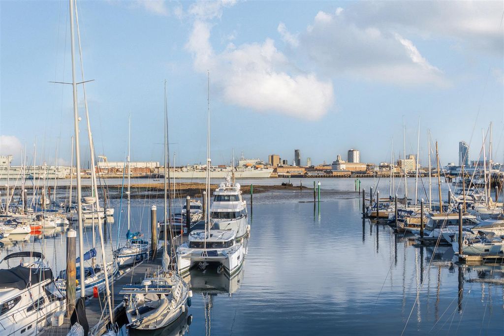 Property photo 3 of 23 Views