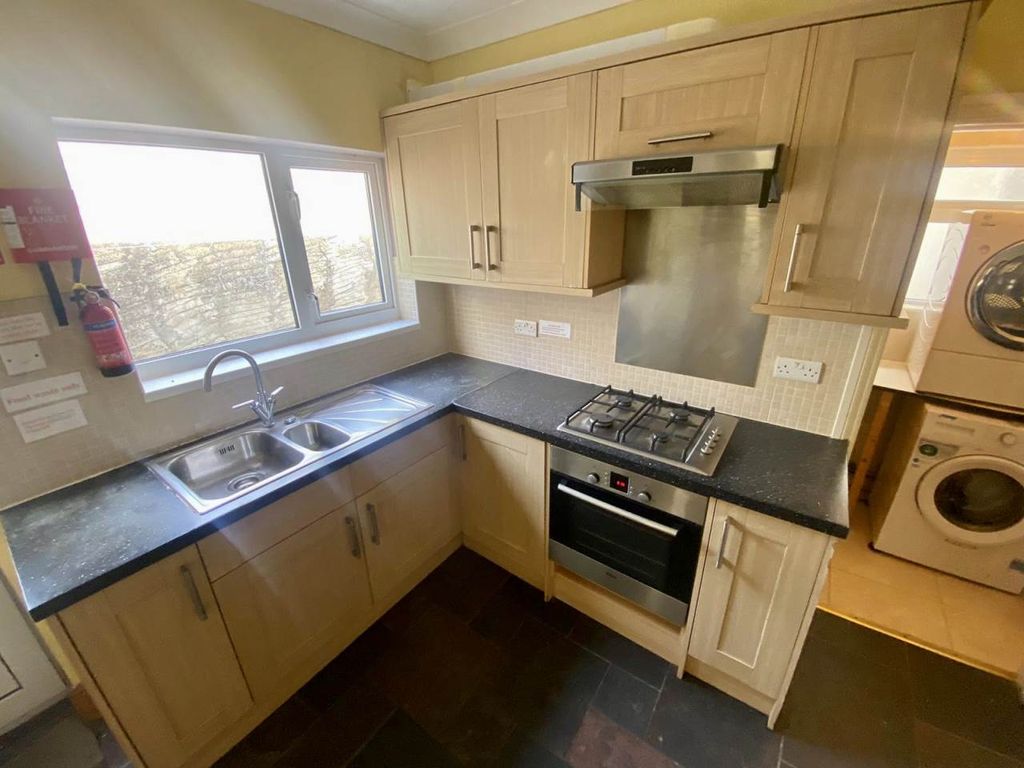 Property photo 2 of 17 Kitchen 2