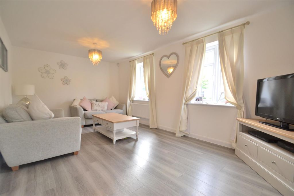 Property photo 3 of 12 Lounge