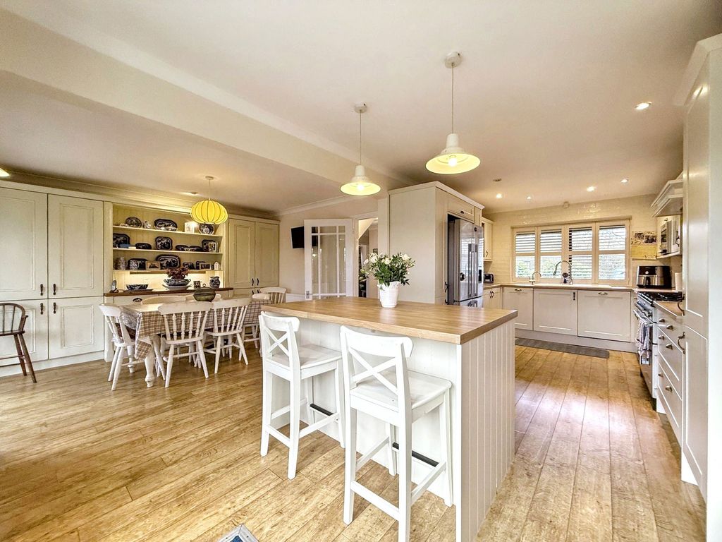 Property photo 3 of 36