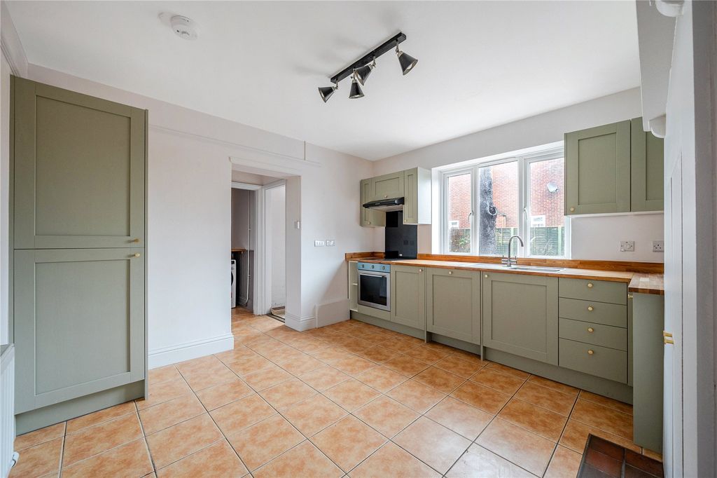 Property photo 2 of 11 Kitchen