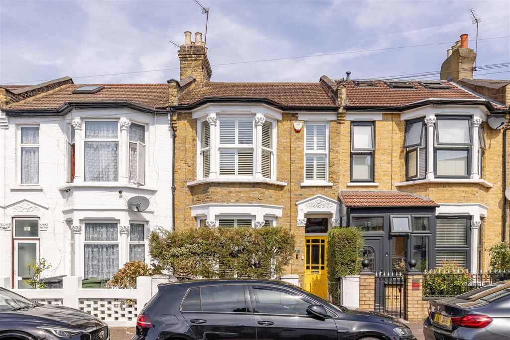 Property photo 1 of 27 Livingstone Road, E17