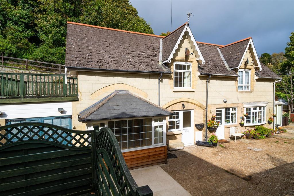 Property photo 2 of 21