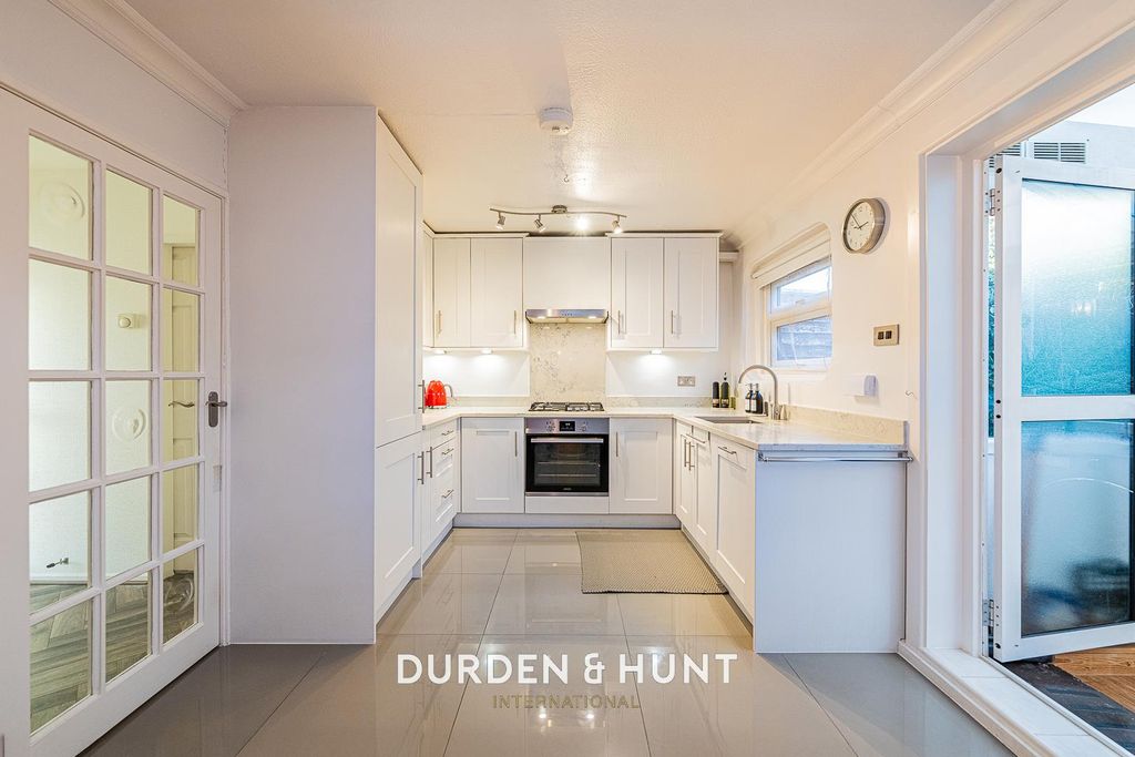 Property photo 3 of 31 Roundhills_-2.Jpg