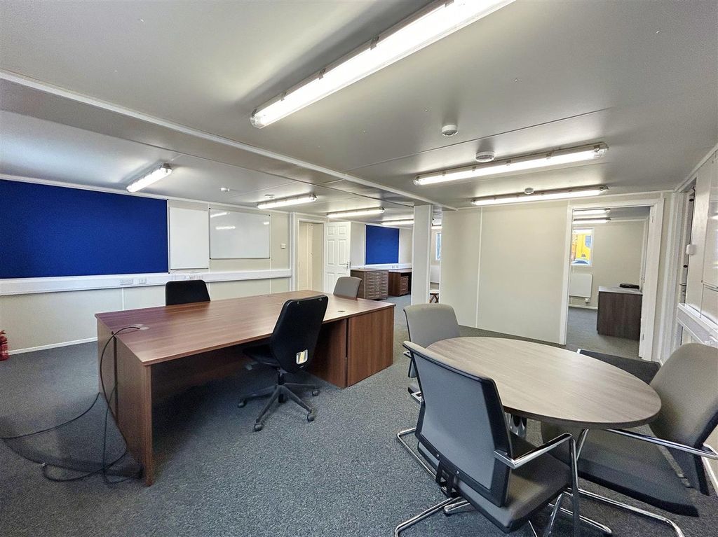 Property photo 3 of 11 Office Space