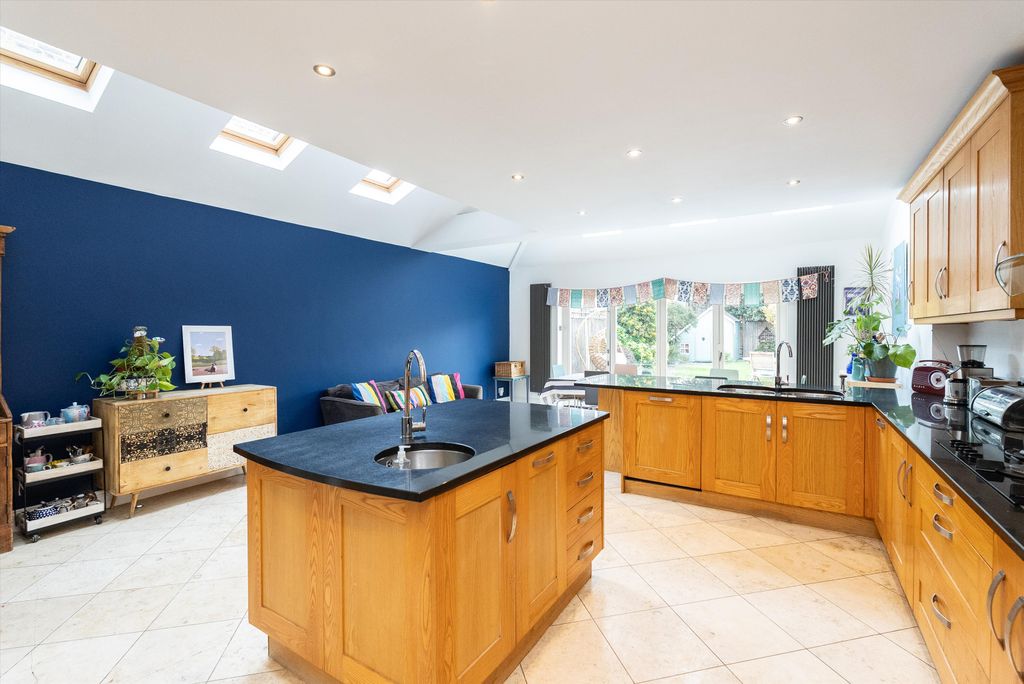 Property photo 3 of 19 Image