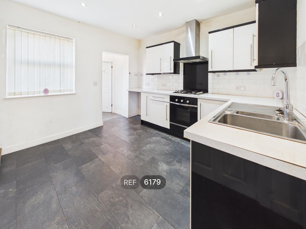 Property photo 2 of 10 Kitchen