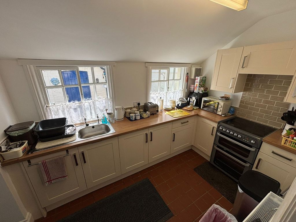 Property photo 3 of 11 Kitchen