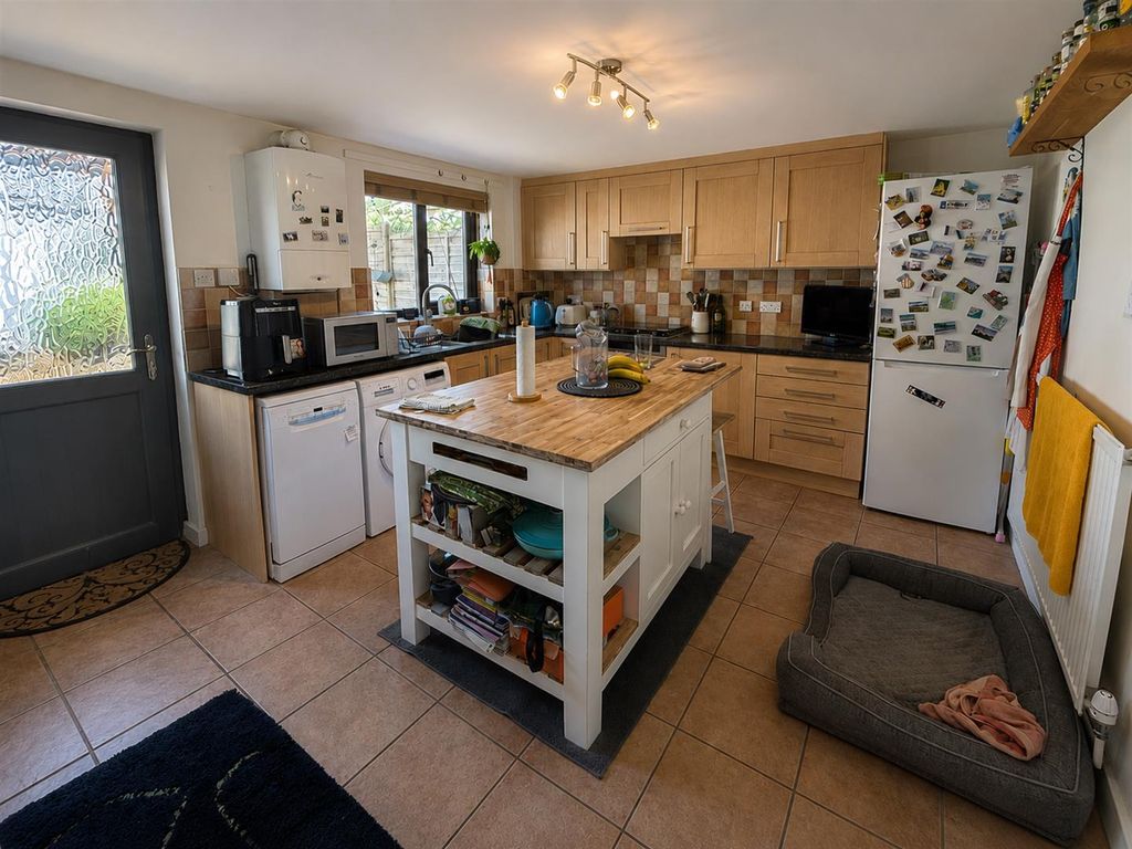 Property photo 3 of 12 Kitchen