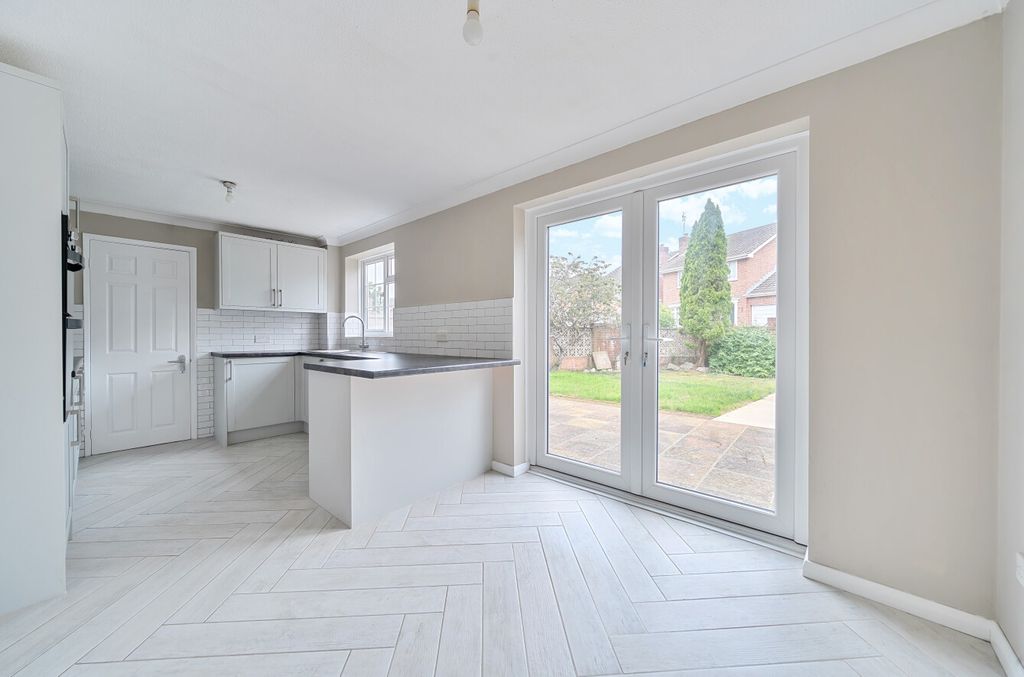 Property photo 3 of 14 1332431-8-688909d...