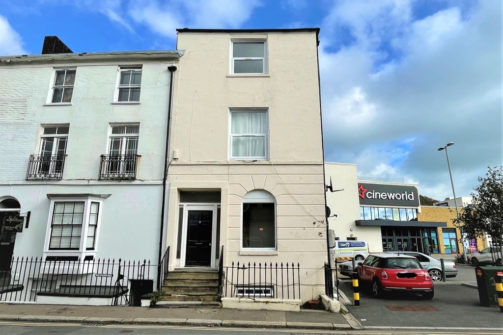 Property photo 1 of 16 Russell Street