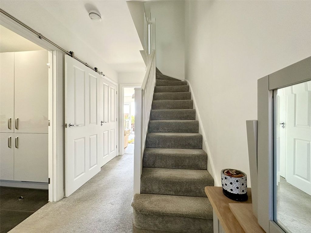 Property photo 2 of 18 Entrance Hall