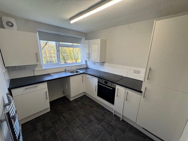 Property photo 3 of 6 Kitchen