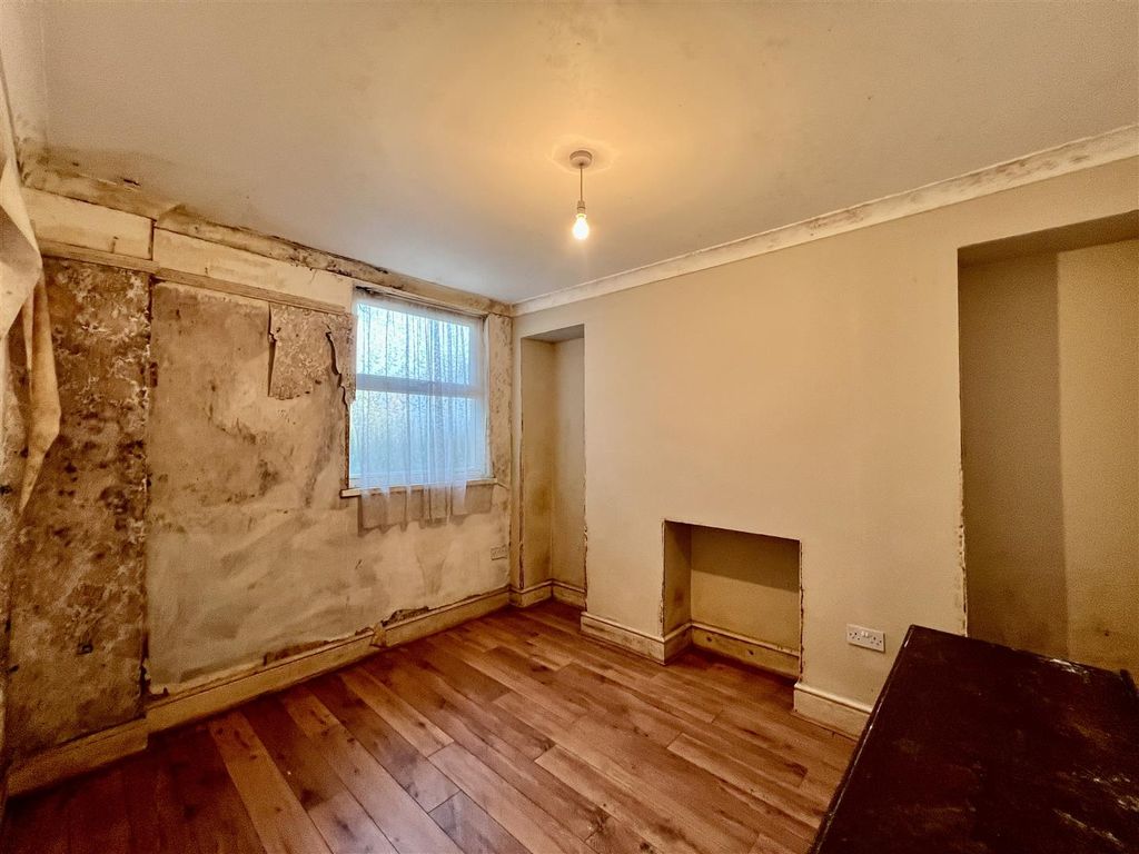 Property photo 3 of 16 Sitting Room