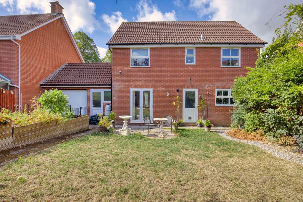 Property photo 2 of 22 Ewemove Taunton - Graham Way (14)