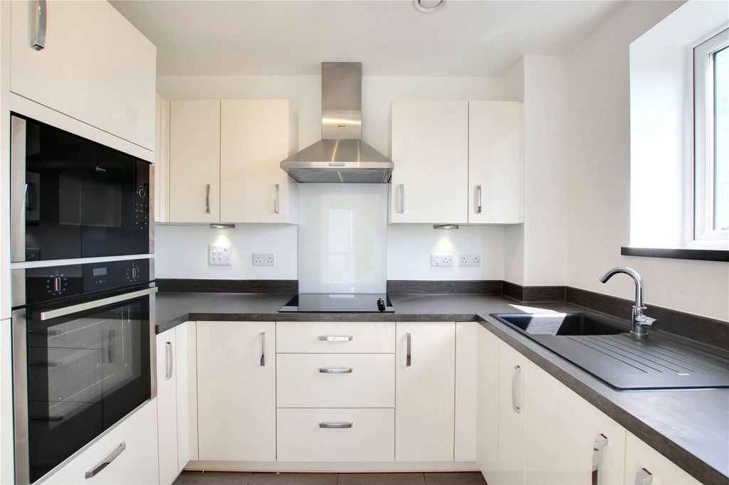 Property photo 1 of 10 Kitchen