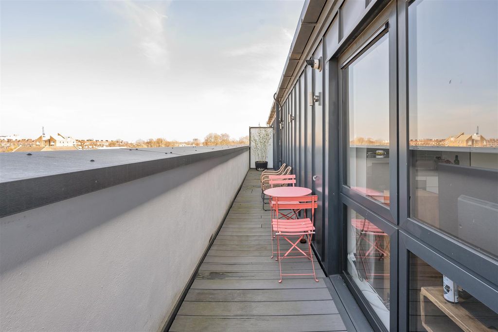 Property photo 2 of 16 Vyner Street, E2