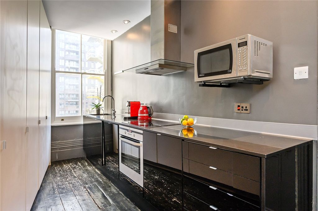 Property photo 3 of 17 Kitchen