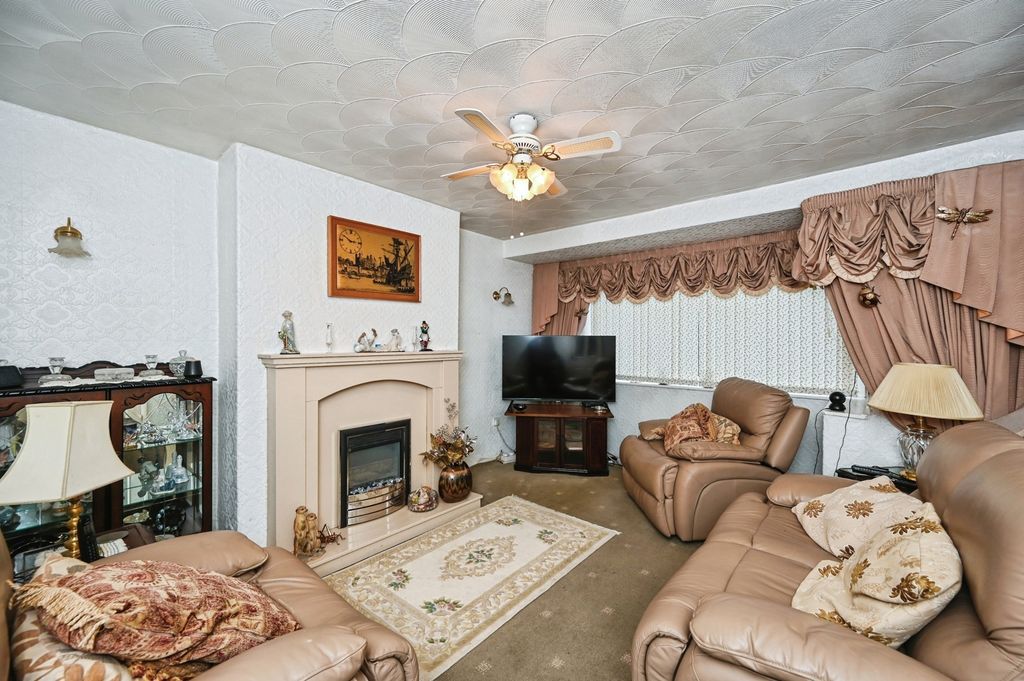 Property photo 3 of 20 Living Room