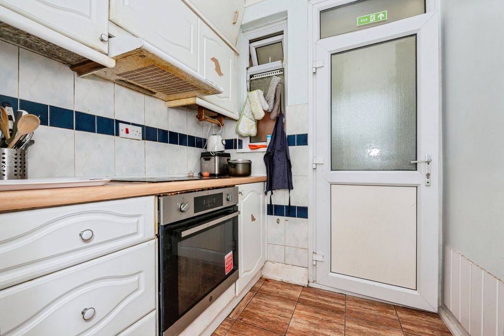 Property photo 3 of 19 Kitchen