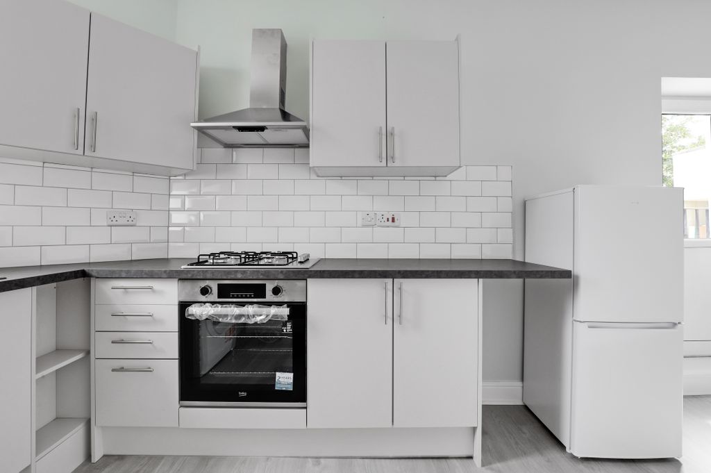 Property photo 3 of 15 06-4B82Jhmcb - Flat 2 13 Enmore Road - 16